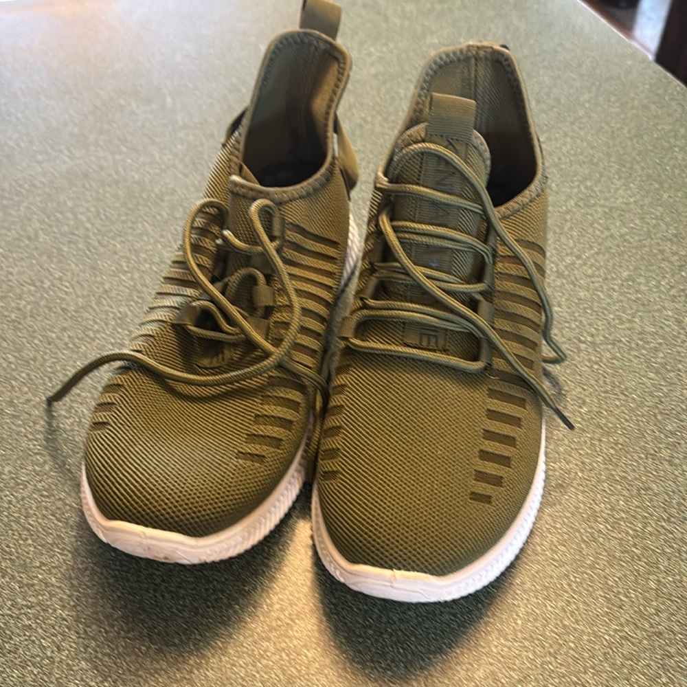 Tennis shoes